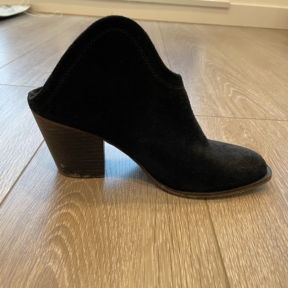 Black suede Chinese Laundry heeled mules - Picture 3 of 10